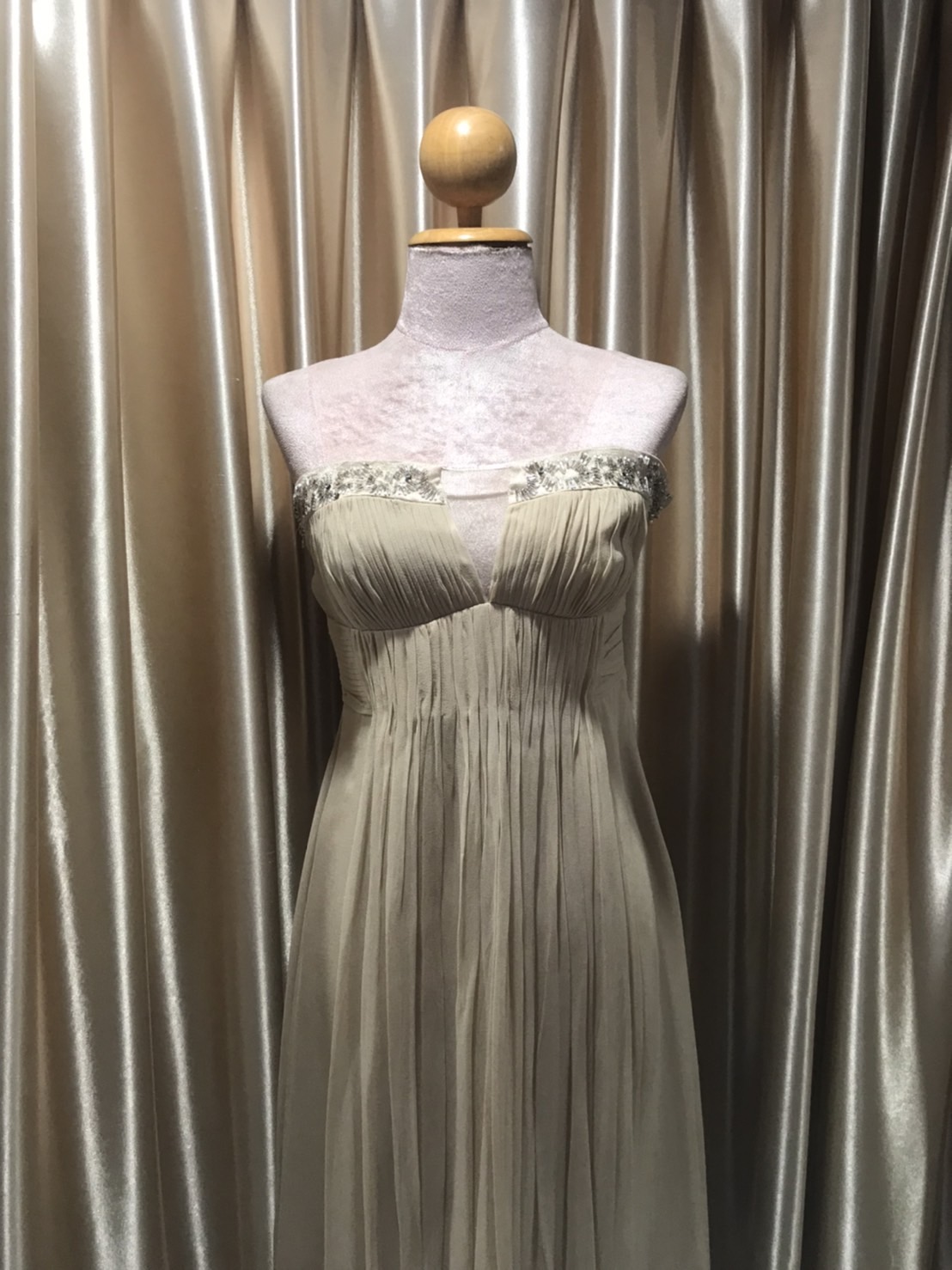 (PRE-LOVED) ราตรียาวสีทอง เกาะอกกระโปรงแต่งจีบ ไซส์ S