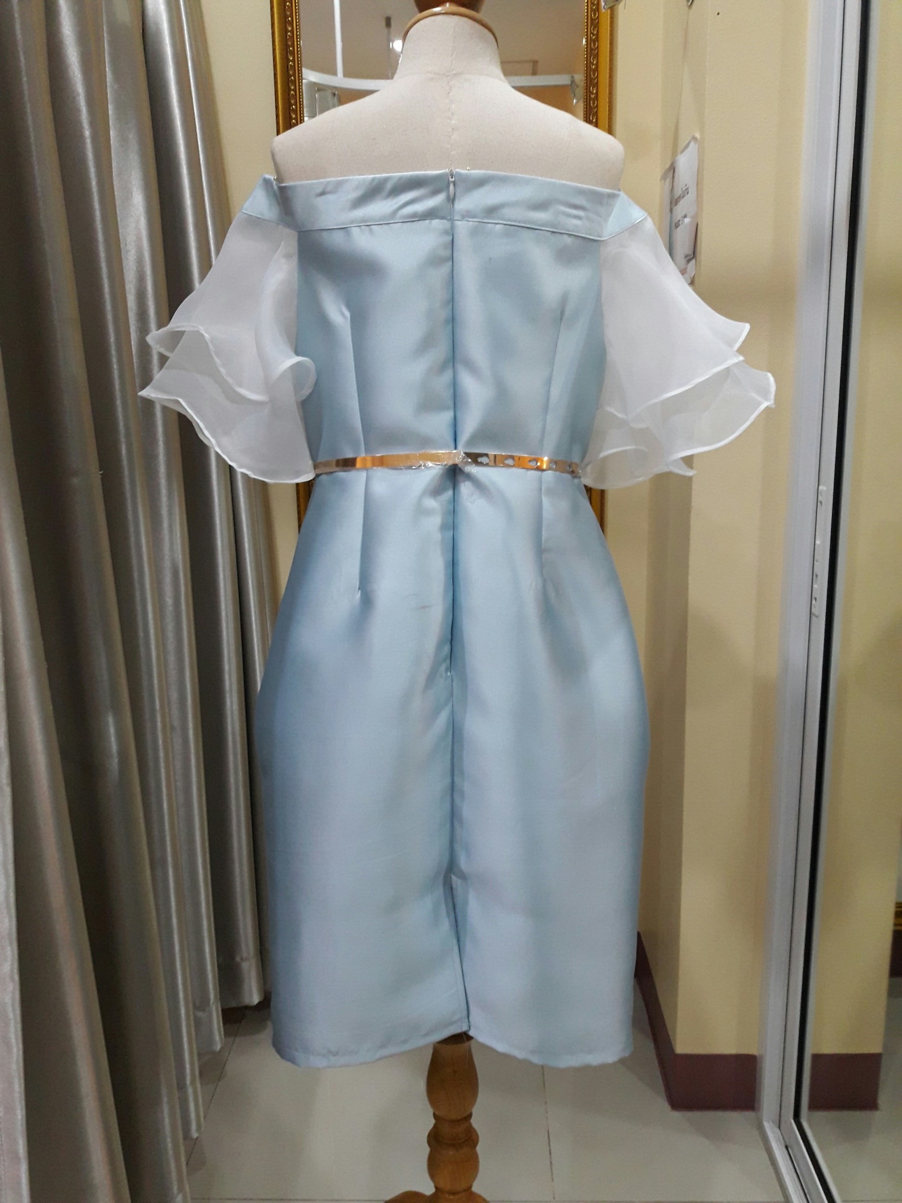 (PRE-LOVED) ชุดราตรีสั้นสีฟ้าเปิดไหล่เเขนเเต่งระบาย (Size : XL)