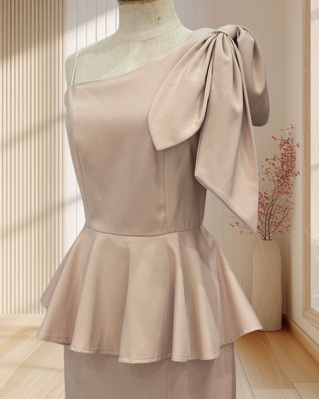 (PRE-LOVED) ราตรีสั้นสีครีม บ่าเฉียงแต่งโบว์ที่ไหล่ กระโปรงทรงสอบ ไซส์ M