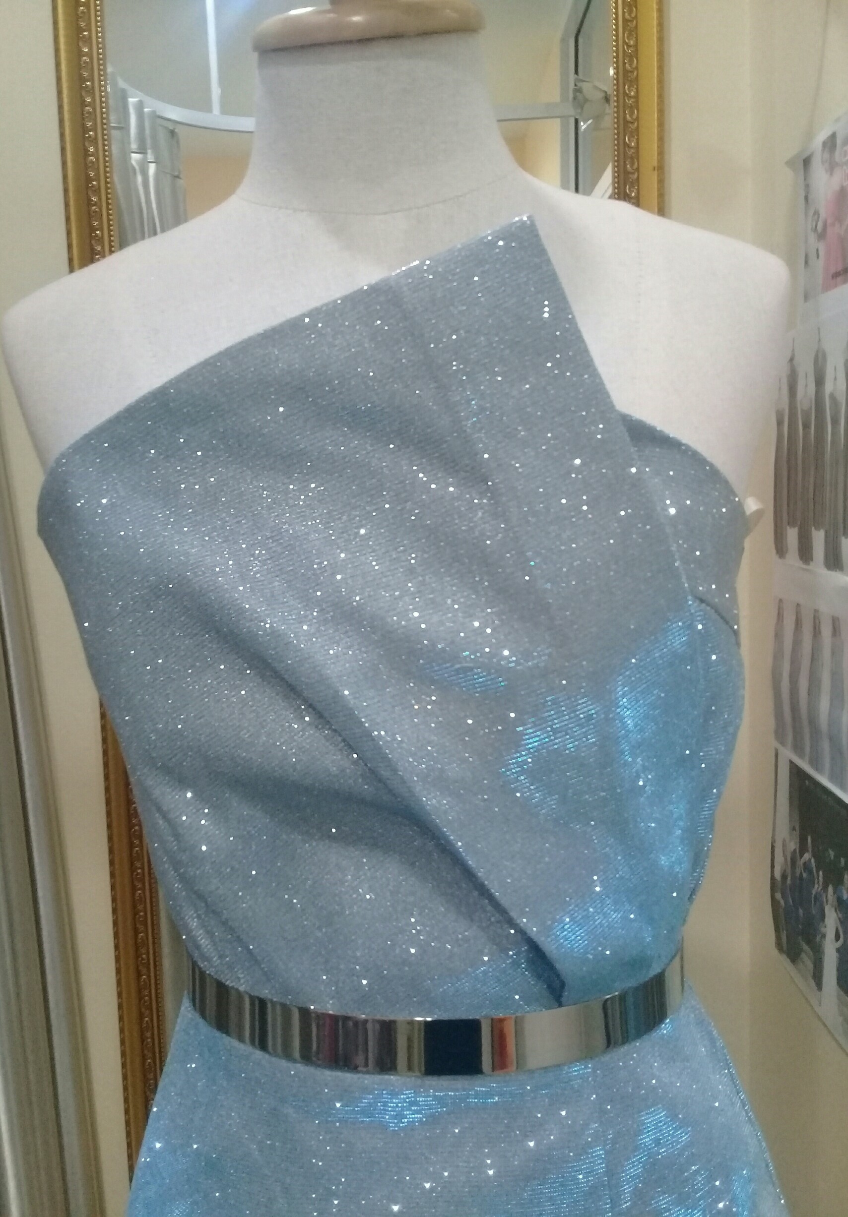 (PRE-LOVED) ชุดราตรีสั้นเกาะอกผ้าgliterสีฟ้า (S)