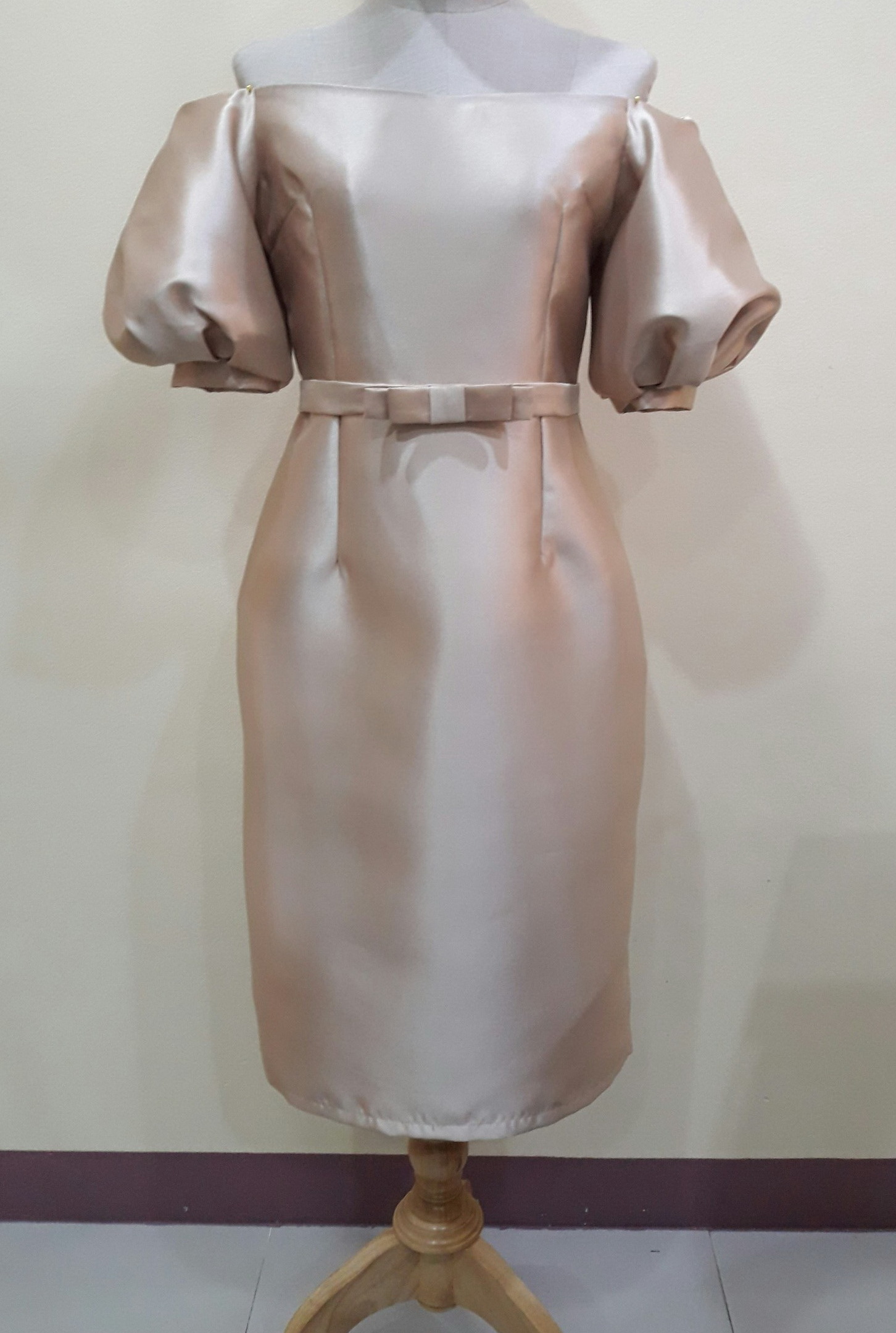 ชุดราตรีสั้นสีทองเเขนตุ๊กตา-เข็มขัดโบว์ (Size : L)