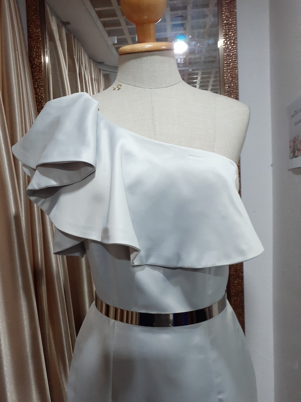 (PRE-LOVED) ชุดราตรีสั้นสีเทา บ่าเฉี่ยงระบาย (S)