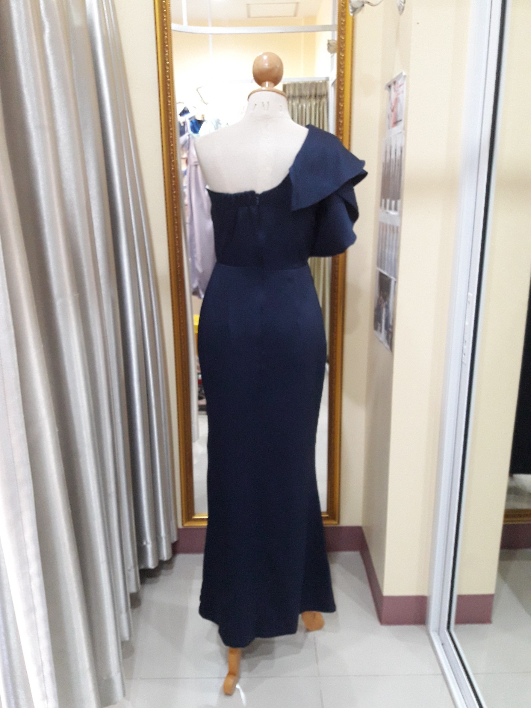 (PRE-LOVED) ชุดราตรียาวสีกรมไหล่ระบาย(S)