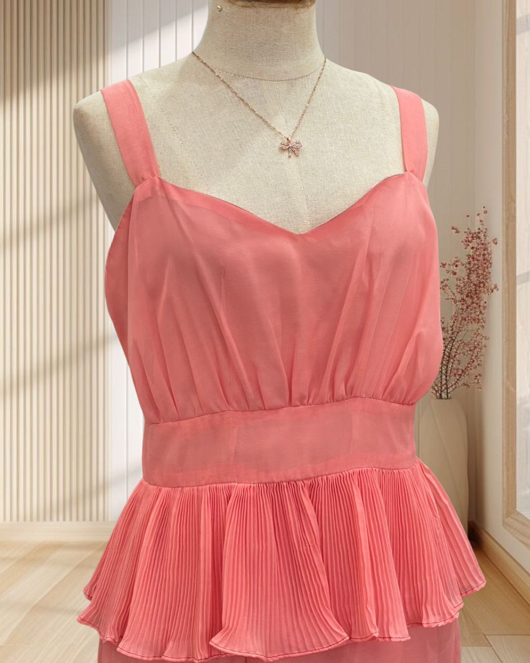 (PRE-LOVED) เดรสสั้นสีชมพู สายเดี่ยวใหญ่ กระโปรงระบายเป็นชั้น ๆ ไซส์ M