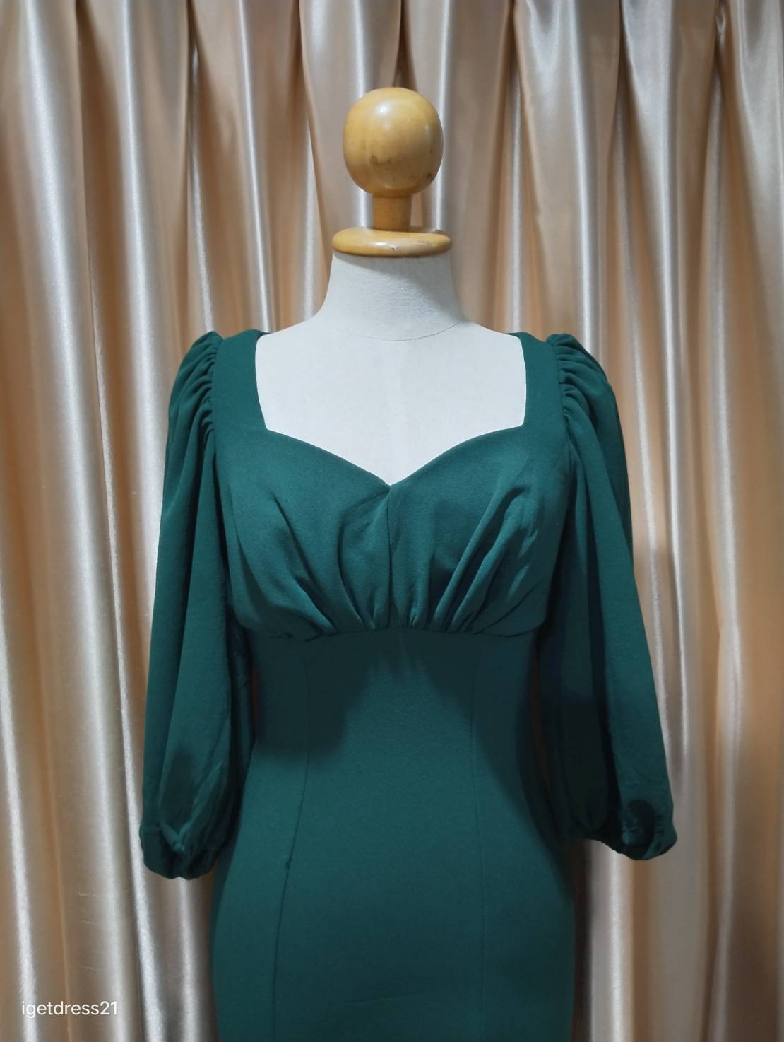 (PRE-LOVED) ชุดราตรียาวสีเขียวเข้มแขนสามส่วน S