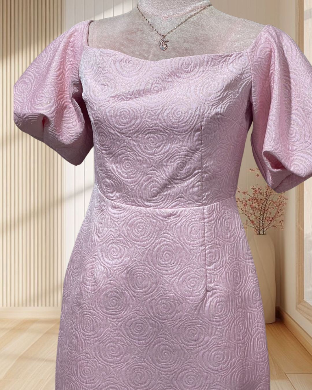 (PRE-LOVED) ราตรีสั้นสีชมพู ปาดไหล่แขนตุ๊กตาผ้าลาย ไซส์ M