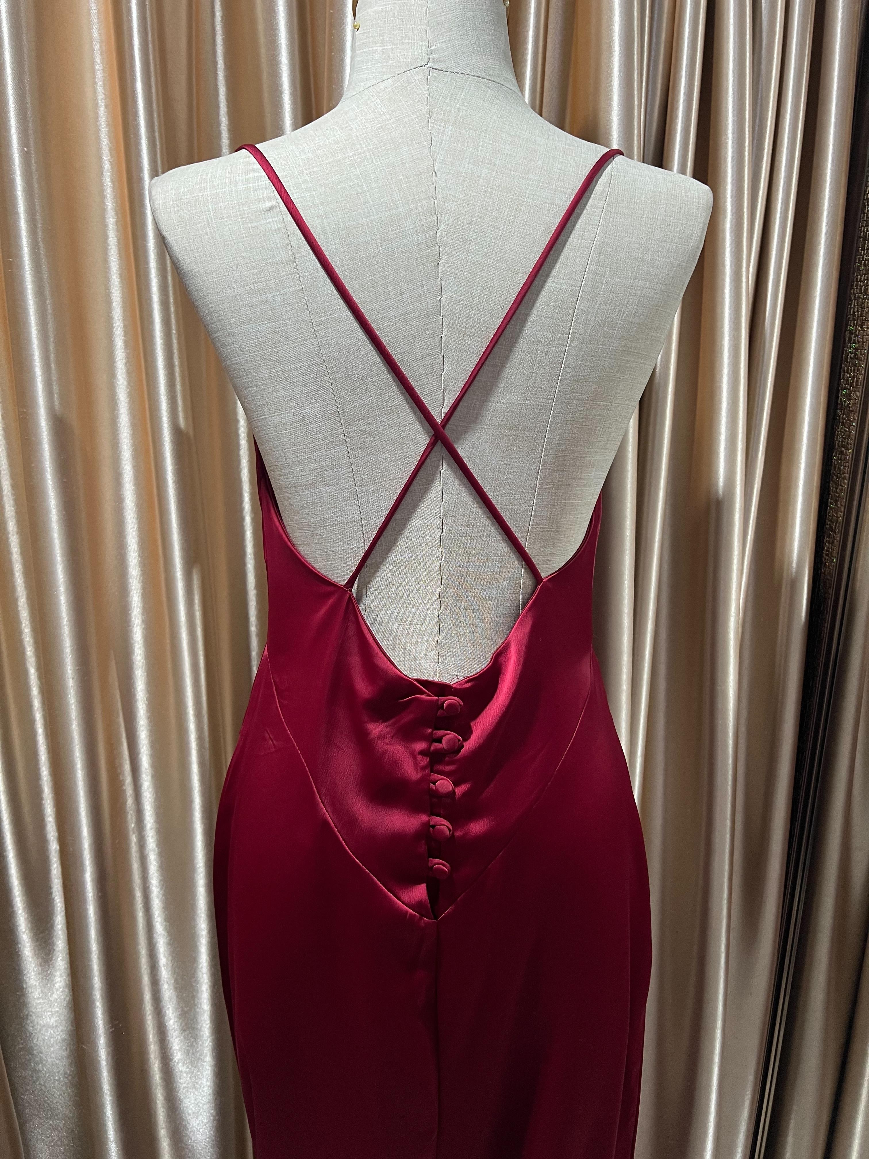 (PRE-LOVED) ยาวแดงสายหลังไขว้ L