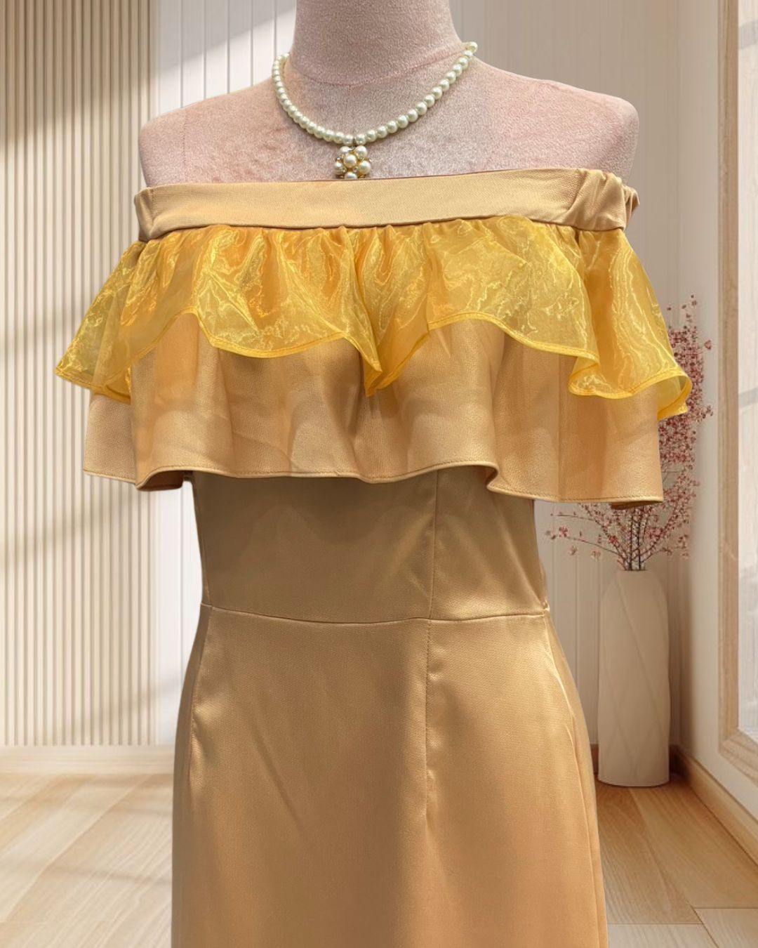(PRE-LOVED) ราตรีสั้นสีเหลืองทอง ปาดไหล่ระบายผ้าแก้ว ไซส์ M
