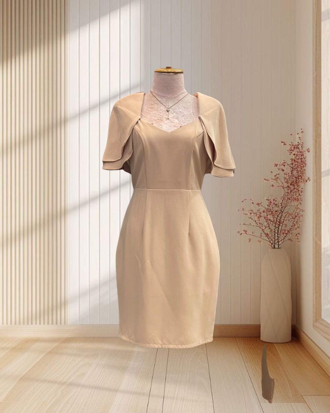 (PRE-LOVED) ราตรีสั้นสีครีม ผ้าโคโค่แขน2ชั้นระบายย้วยเรียบ ไซส์ L