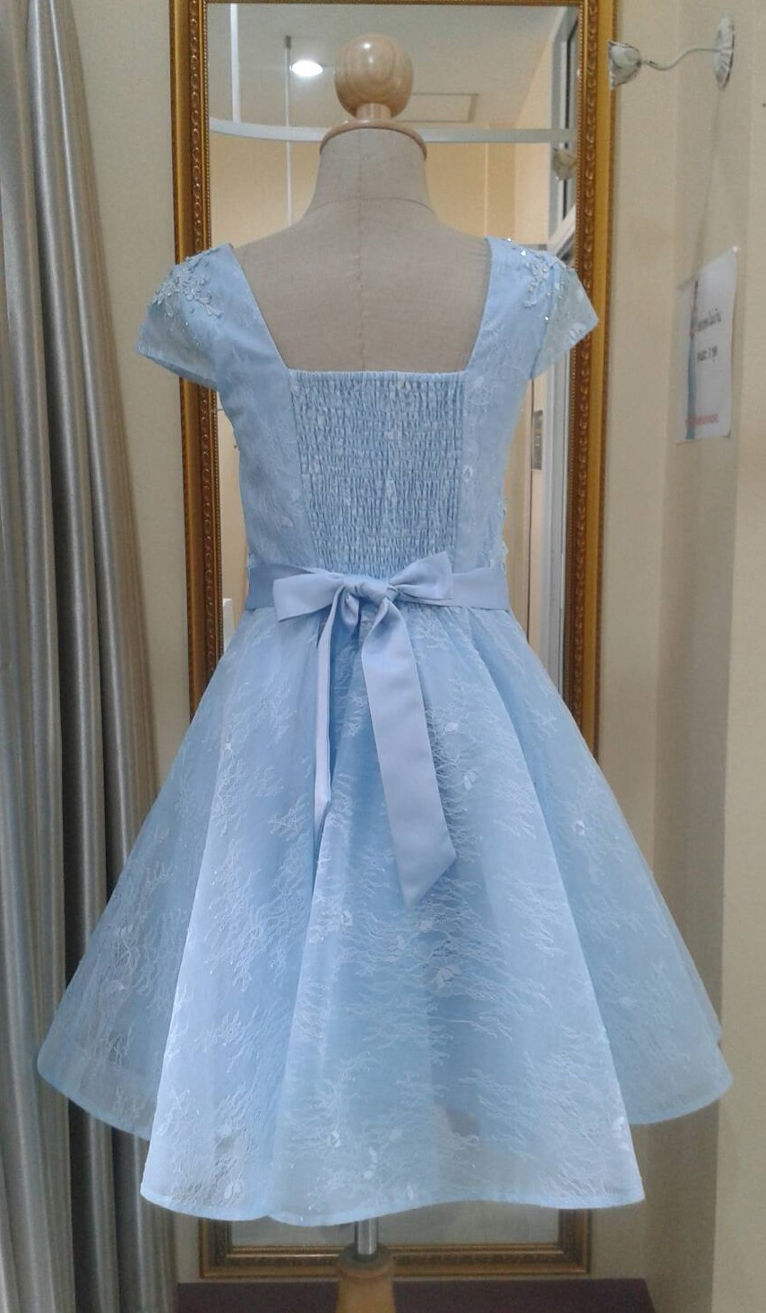 (PRE-LOVED) ราตรีสั้นสีฟ้ามีเเขนอกเเต่งลูกไม้กระโปรงมุ้ง(ฟรีไซส์)