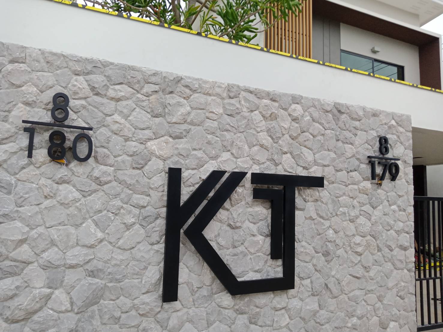 ตัวอักษรโลหะ พ่นสีดำด้าน - KT