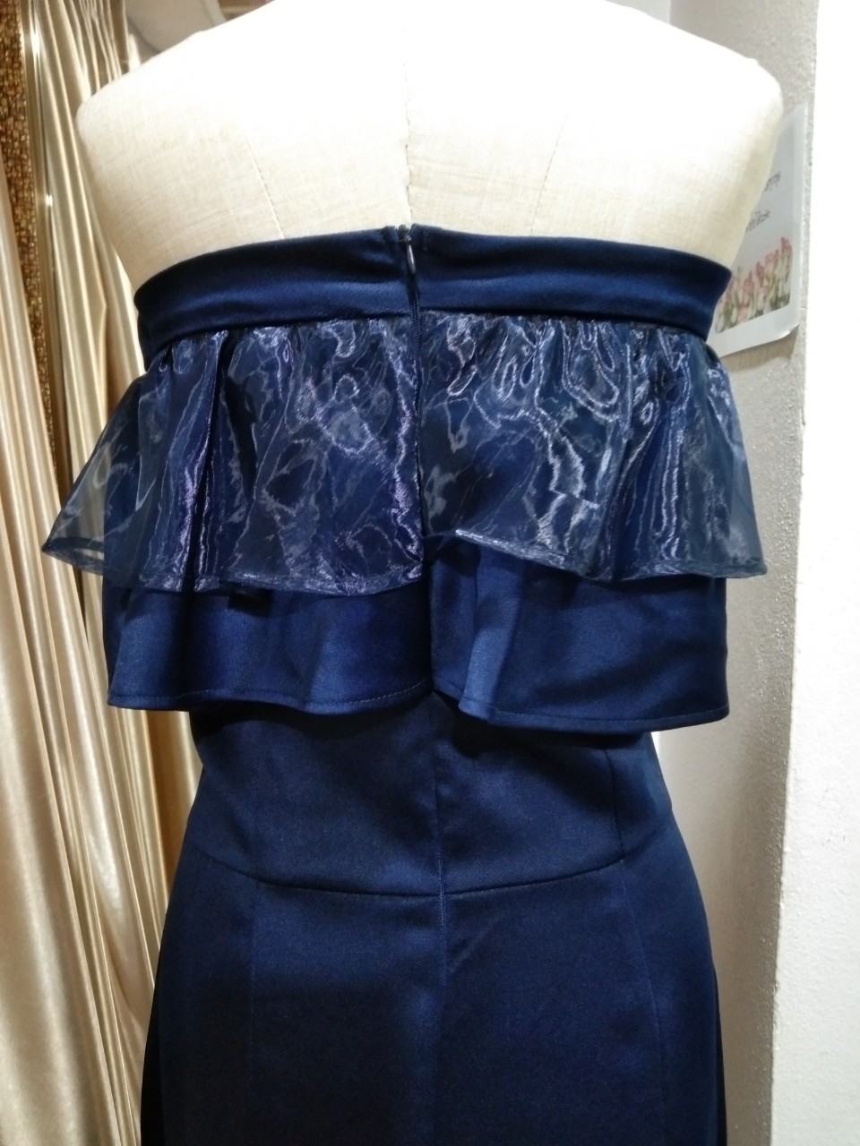 (PRE-LOVED) ราตรีสั้นปาดไหล่ผ้าแก้วอกระบาย สีกรม (M)