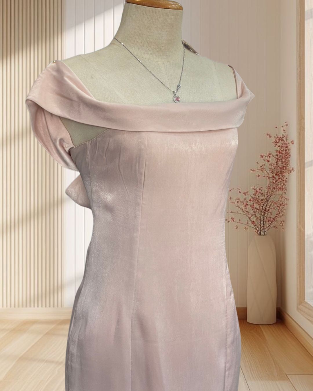 (PRE-LOVED) ราตรีสั้นสีครีม ปาดไหล ผูกโบว์ด้านหลัง ไซส์ S