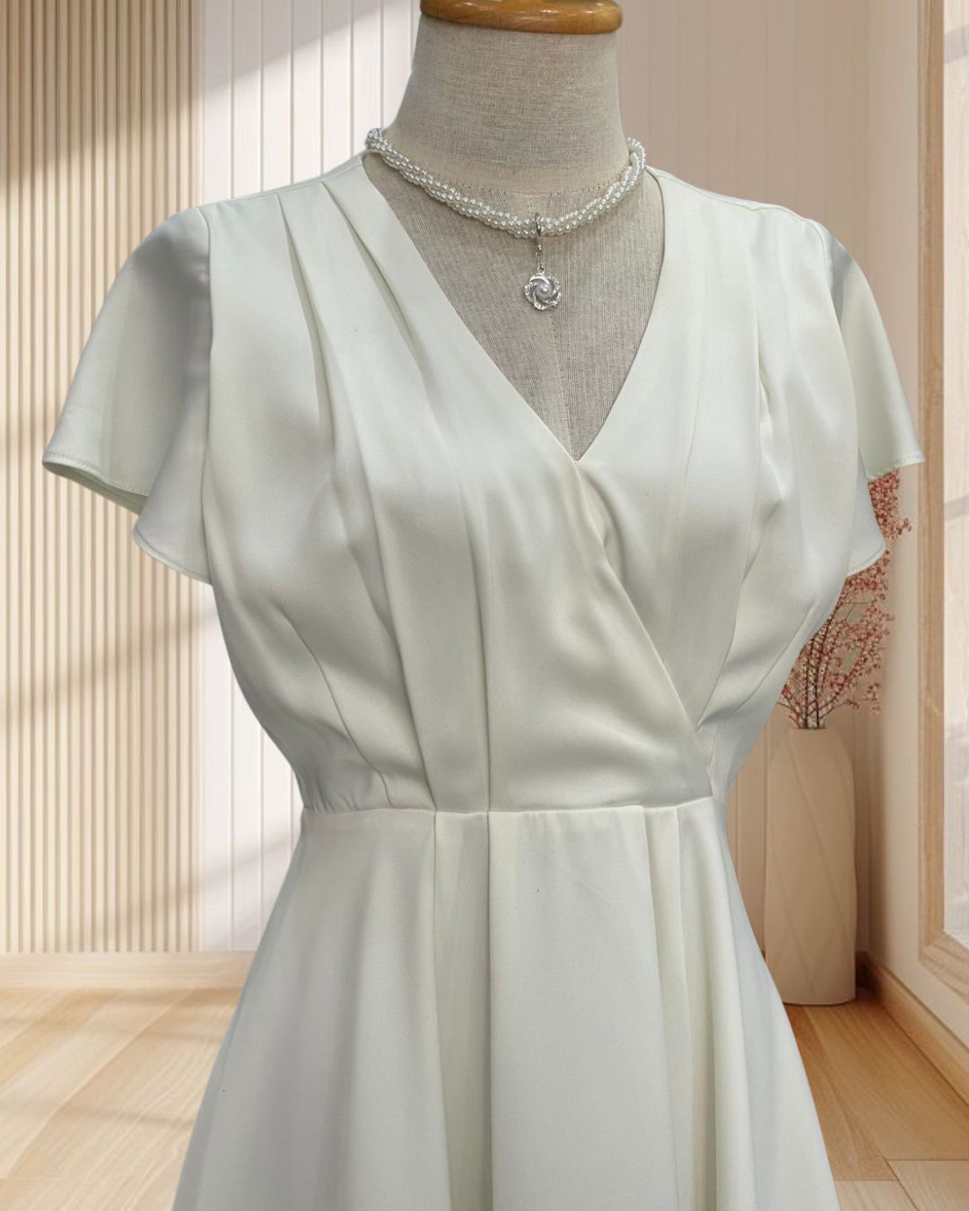 ( PRE-LOVED ) ราตรีสั้นสีขาว คอวีแขนสั้น กระโปรงเทนนิส ไซส์ S