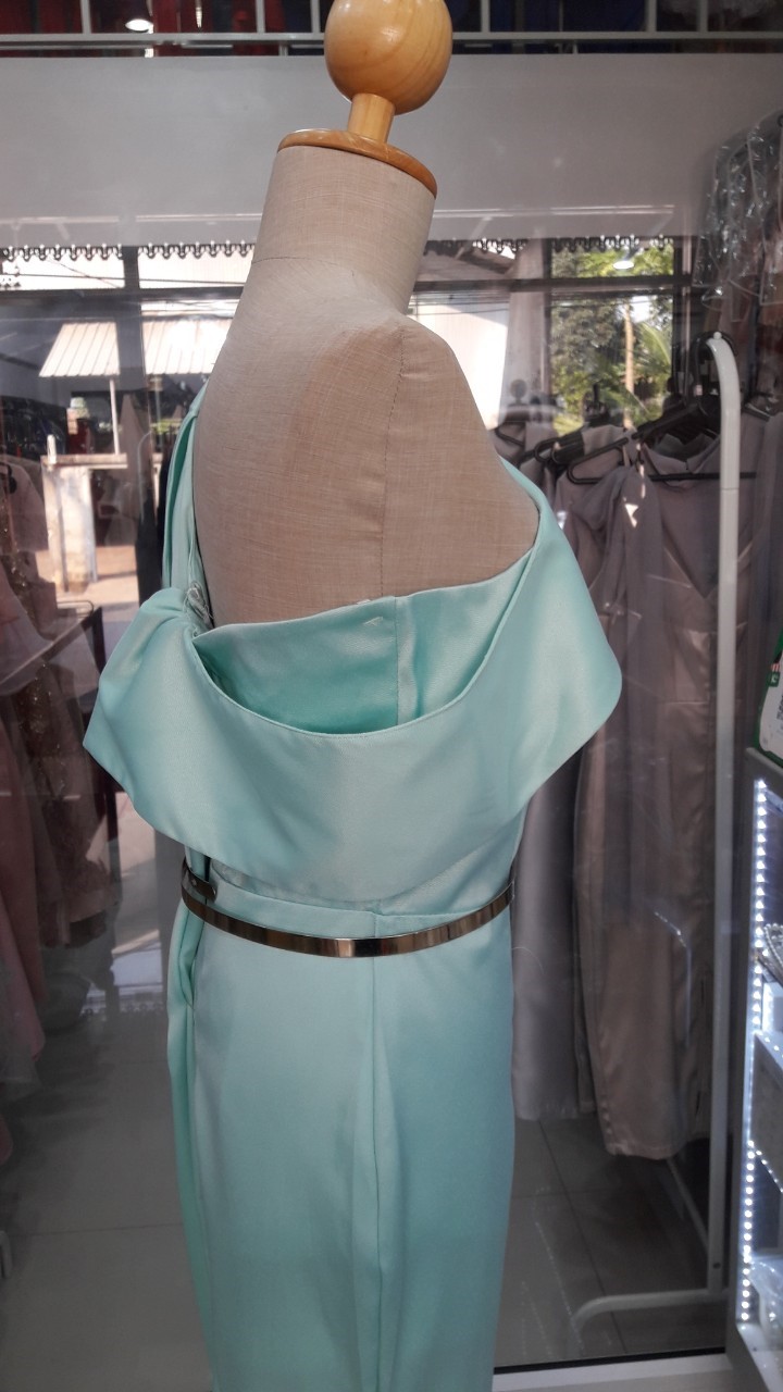 (PRE-LOVED) ราตรียาวเขียวมิ้นบ่าเฉียงระบาย (XL)