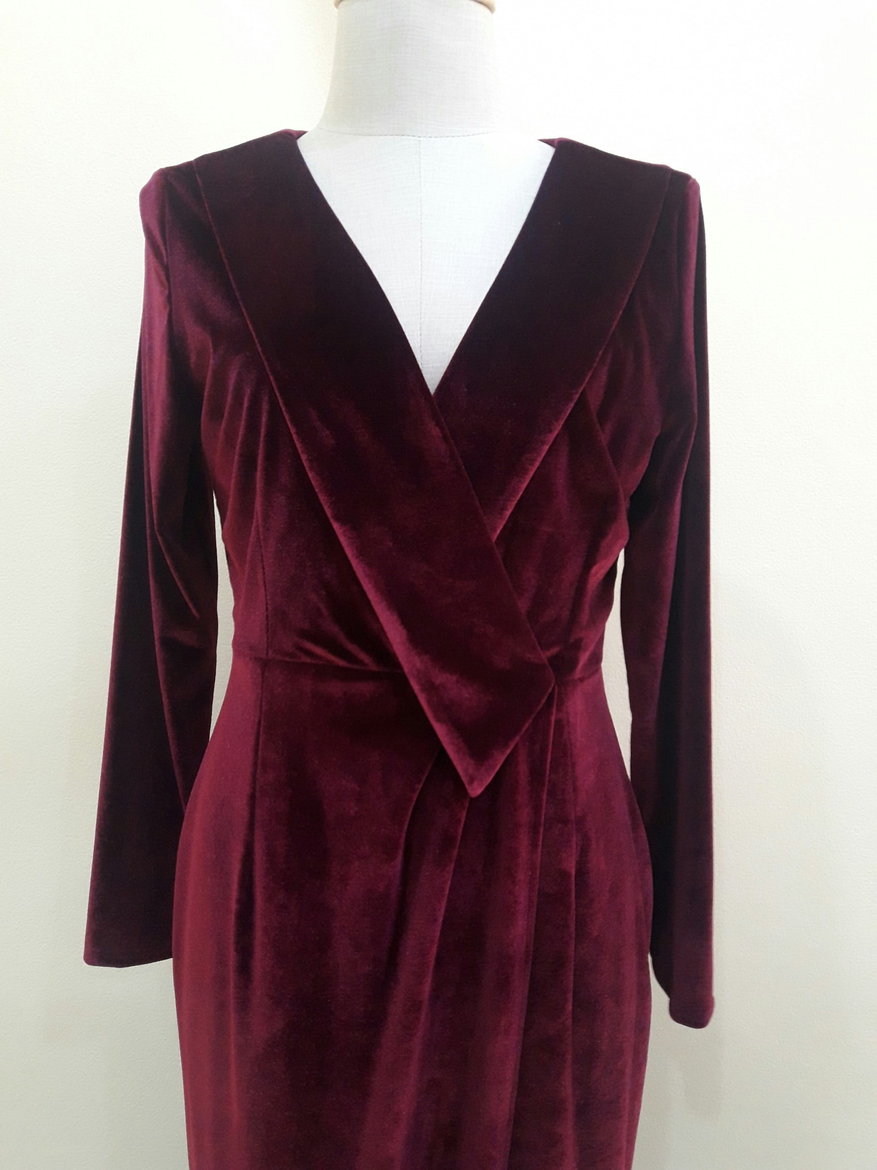 (PRE-LOVED) ชุดราตรียาวสีม่วงมะปลิงเเขนยาวผ้ากำมะหยี่ (L)