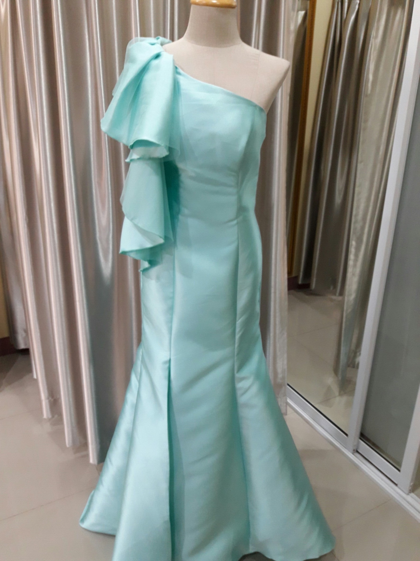 ชุดราตรียาวไหล่เดี่ยวเเต่งระบายงานสานหลัง(อก 34 เอว30 สะโพก 36)