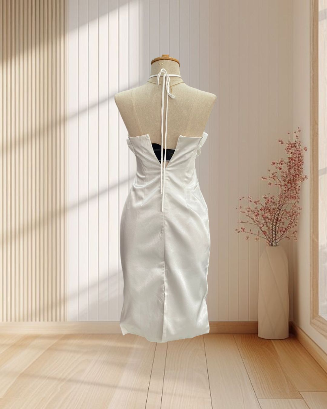 ราตรีสั้นสีขาว ผ้าเงา ผูกโบว์คออ แต่งดอกไม้ที่หน้าอก ไซส์ XS