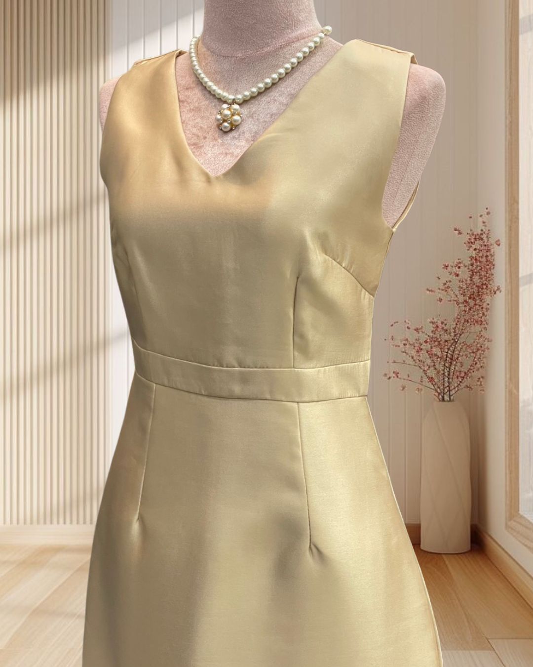 (PRE-LOVED) ราตรีสั้นสีทอง ผ้าไหมเทียม หางปลาคอวี ไซส์ S