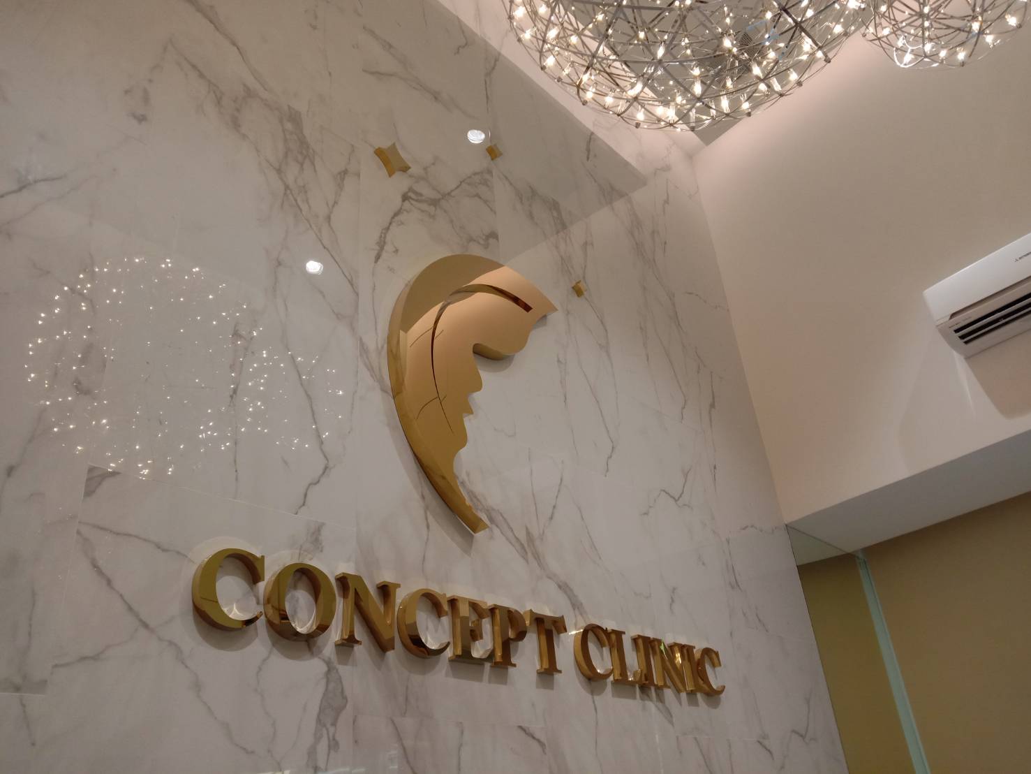 อักษรแสตนเลสหน้าทองเงา - CONCEPT CLINIC