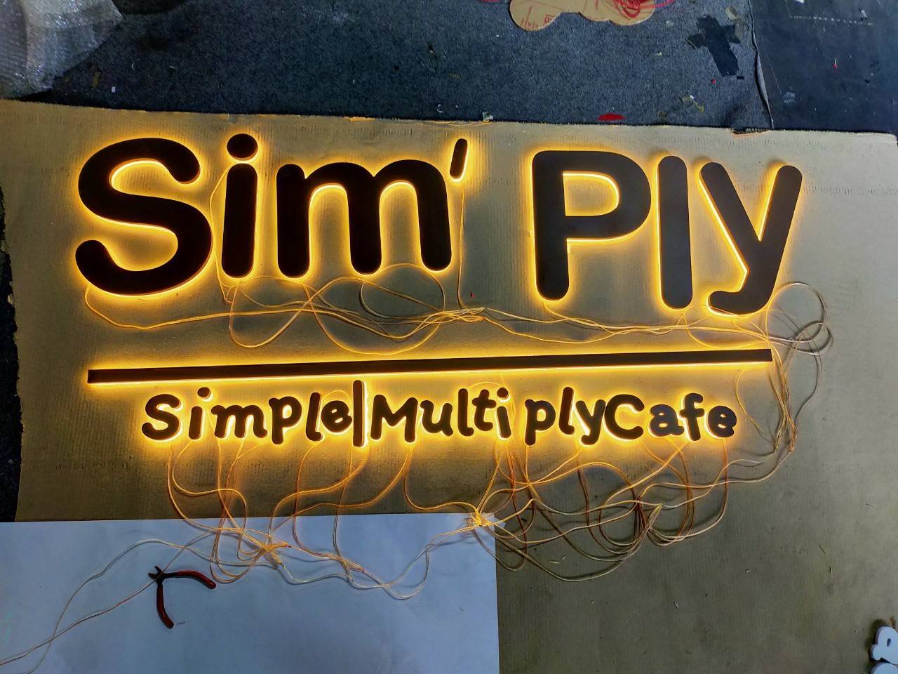 งานป้ายไฟออกหลัง สีวอร์ม -Sim' Ply Simply Muitiply Café
