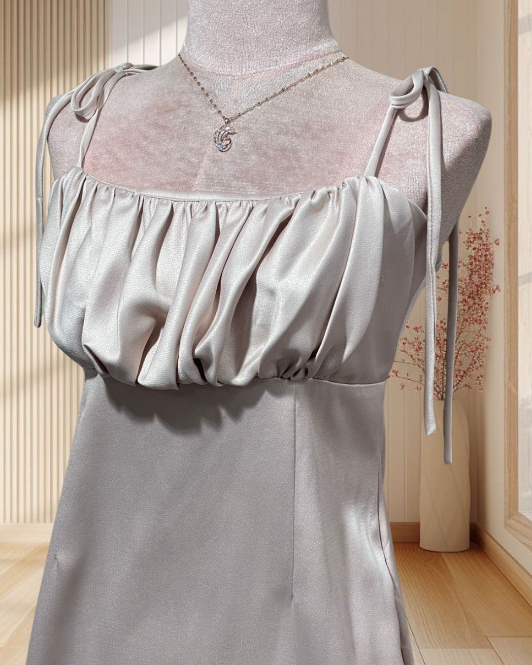 ราตรีสั้นสีครีม ผ้าเครป สายเดี่ยวผูกโบว์ อกริ้วย่น ไซส์ s