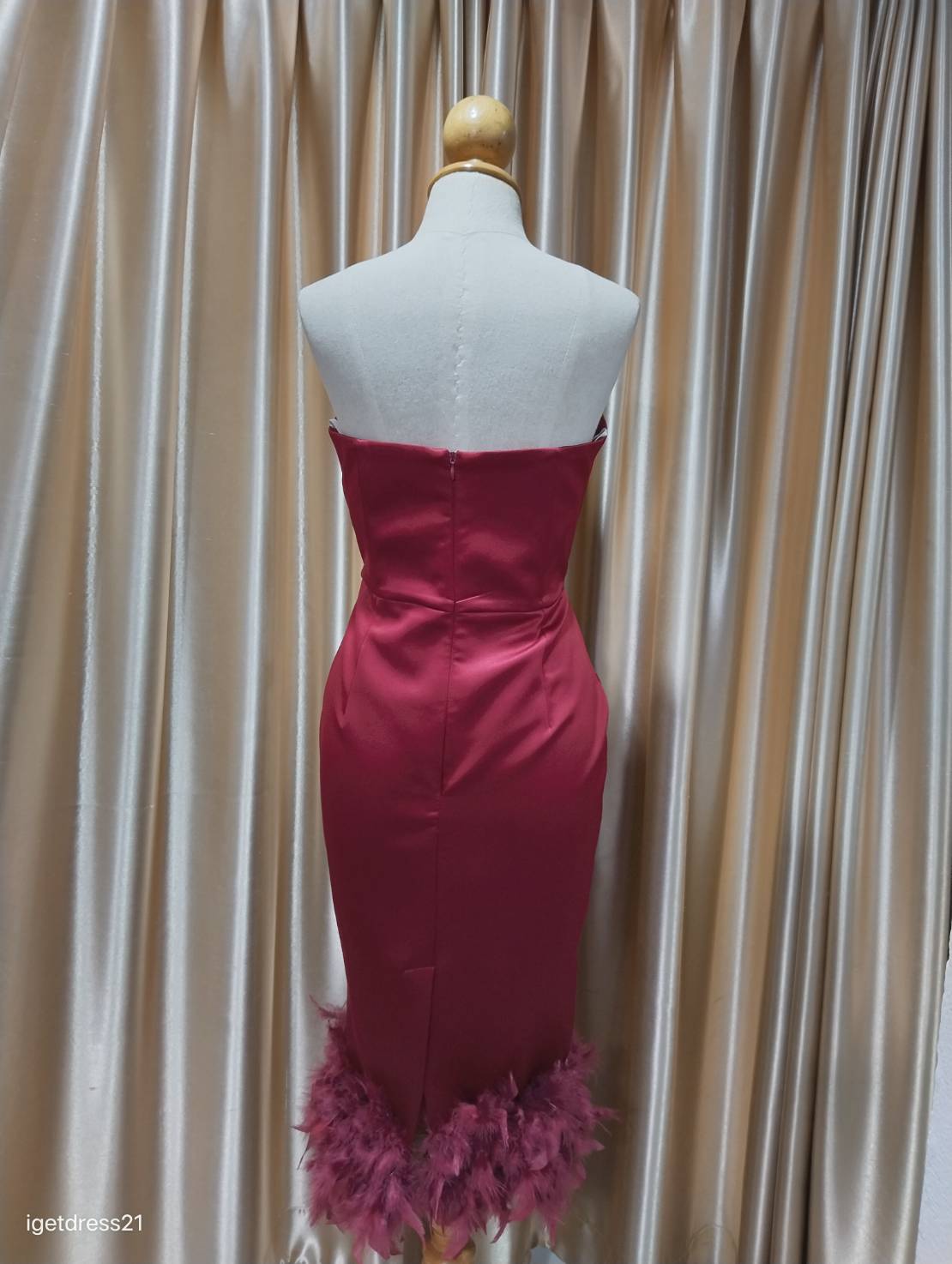 (PRE-LOVED) เกาะอกแดงขนหนกชายกระโปรง M