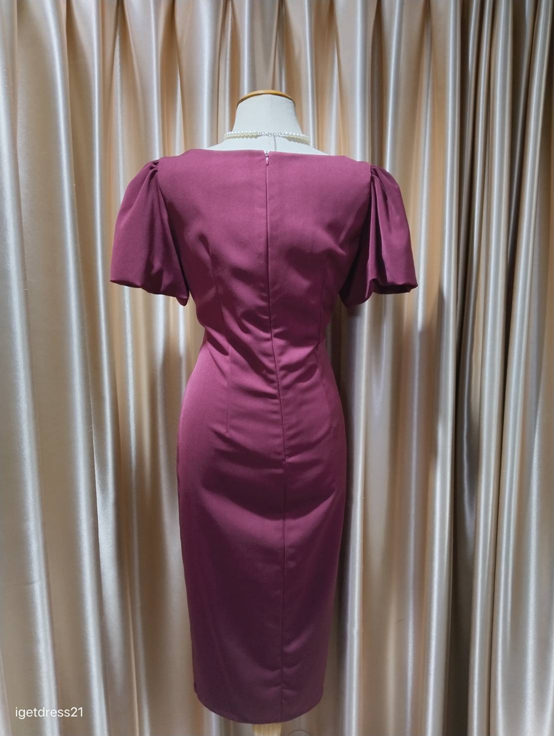 (PRE-LOVED) ราตรีสั้นสีแดงคอกว้างแขนตุ๊กตากป.ผ่าข้างผ้าฮานาโกะ XL