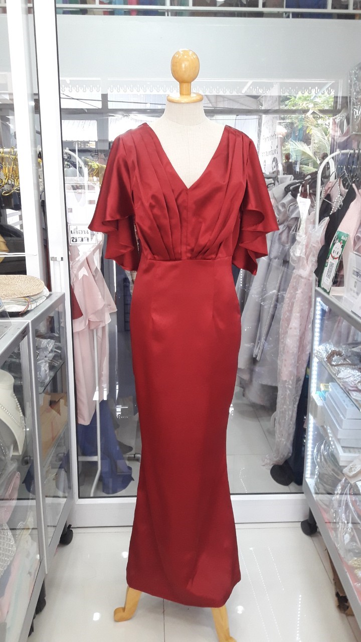 ราตรียาวสีแดงไวน์คอวีแขนสั้นผ้าเงา (L)
