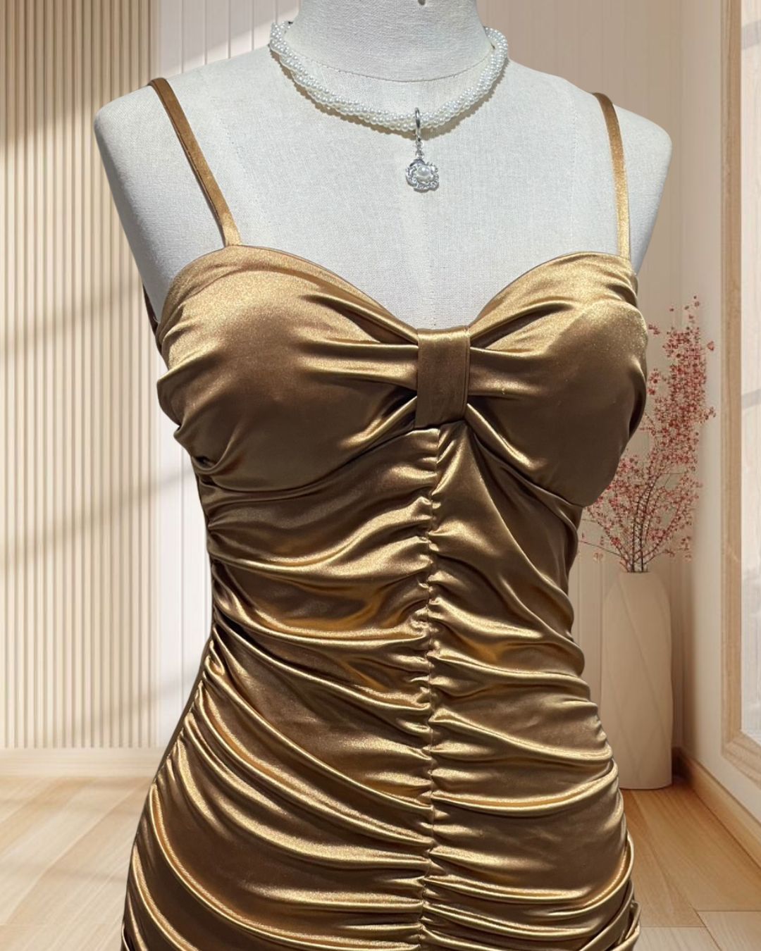 (PRE-LOVED) ราตรีสั้นสีทองสายเดี่ยว ผ้ายืด จีบหน้ายาว ไซส์ S