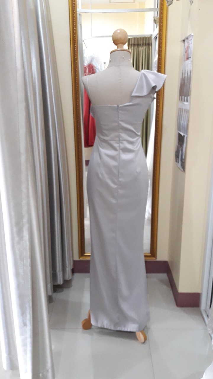 (PRE-LOVED) ราตรียาวสีเทาสายเดี่ยวสายใหญ่อกระบาย(S) มือ2