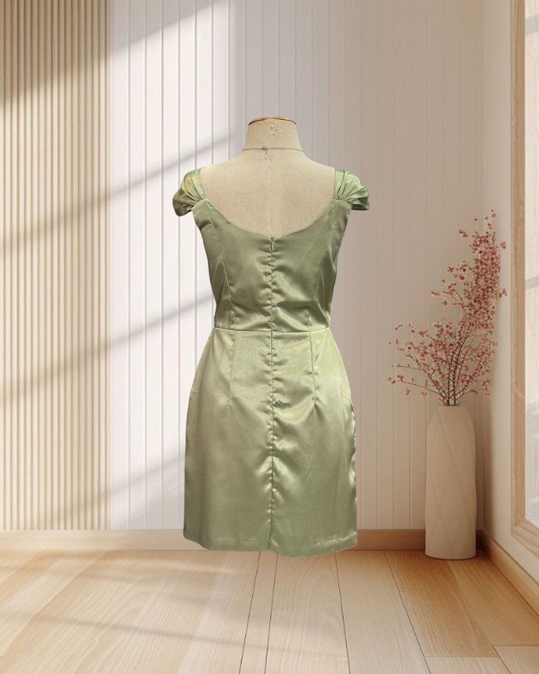 (PRE-LOVED) ราตรีสั้นสีเขียว สายเดี่ยวใหญ่ ผ้าเงา ไซส์ S