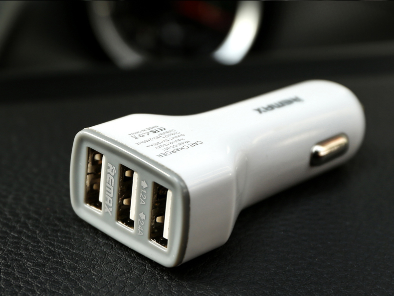 ที่ชาร์จในรถ remax Car Charger 3.6A USB 3 Port สีขาว RCC-301