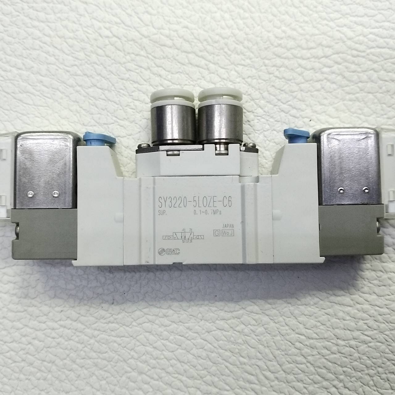 Solenoid Valve SMC รุ่น SY3220-5LOZE-C6, 5/2, 2-Position double, Coil 24Vdc