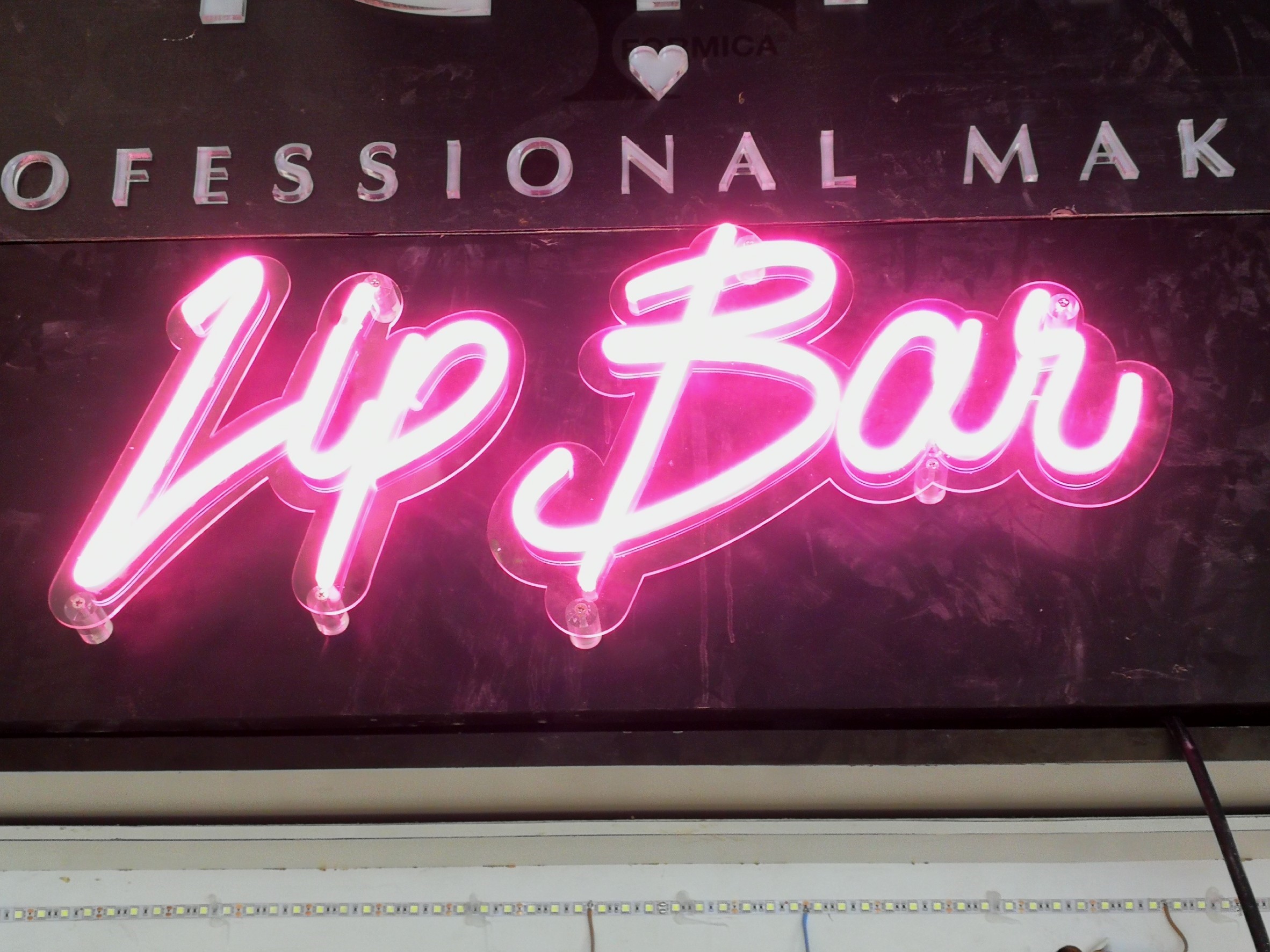 ป้ายไฟนีออน flex สีชมพู ติดบนอะคริลิคใส #LipBar ติดตั้งป้าย Central ภูเก็ต