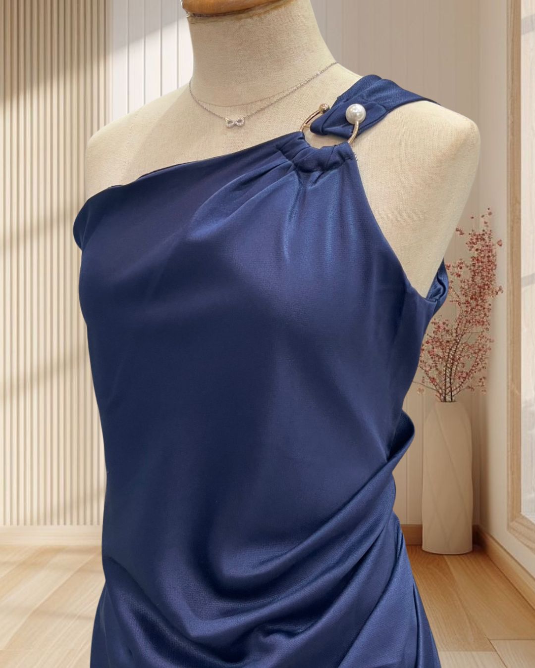 (PRE-LOVED) ราตรียาวสีกรม บ่าเฉียง แต่งหัวเข็มขัดที่บ่า จีบข้างสะโพก ทรงคุณนาย ไซส์ L