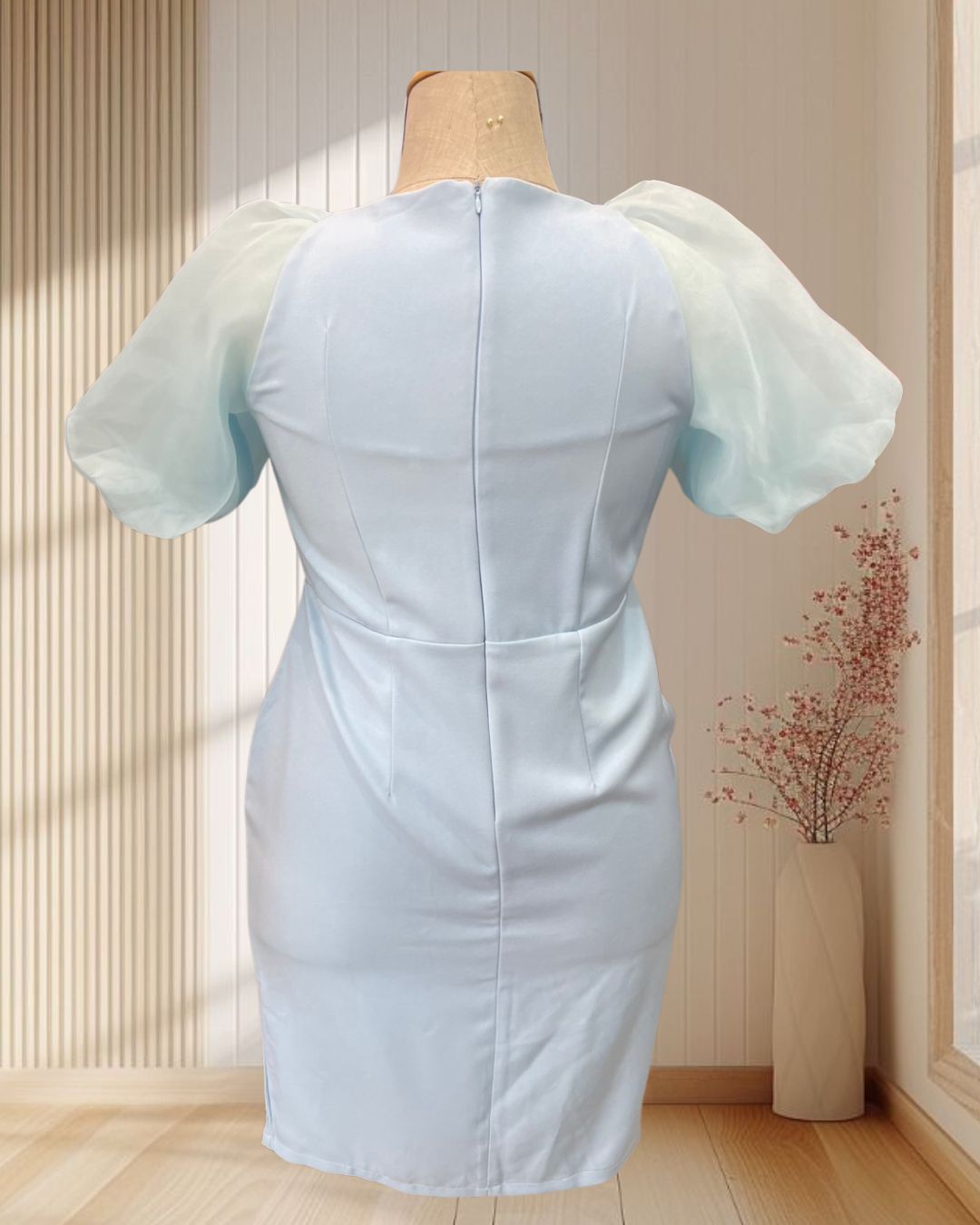 (PRE-LOVED) ราตรีสั้นสีฟ้า แต่งแขนผ้าแก้ว ฟูๆ ฟรุ้งฟริ้ง ไซส์ 2XL