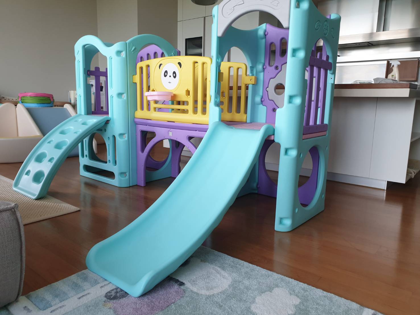 ปีนป่ายกระดานลื่น สีพาสเทล