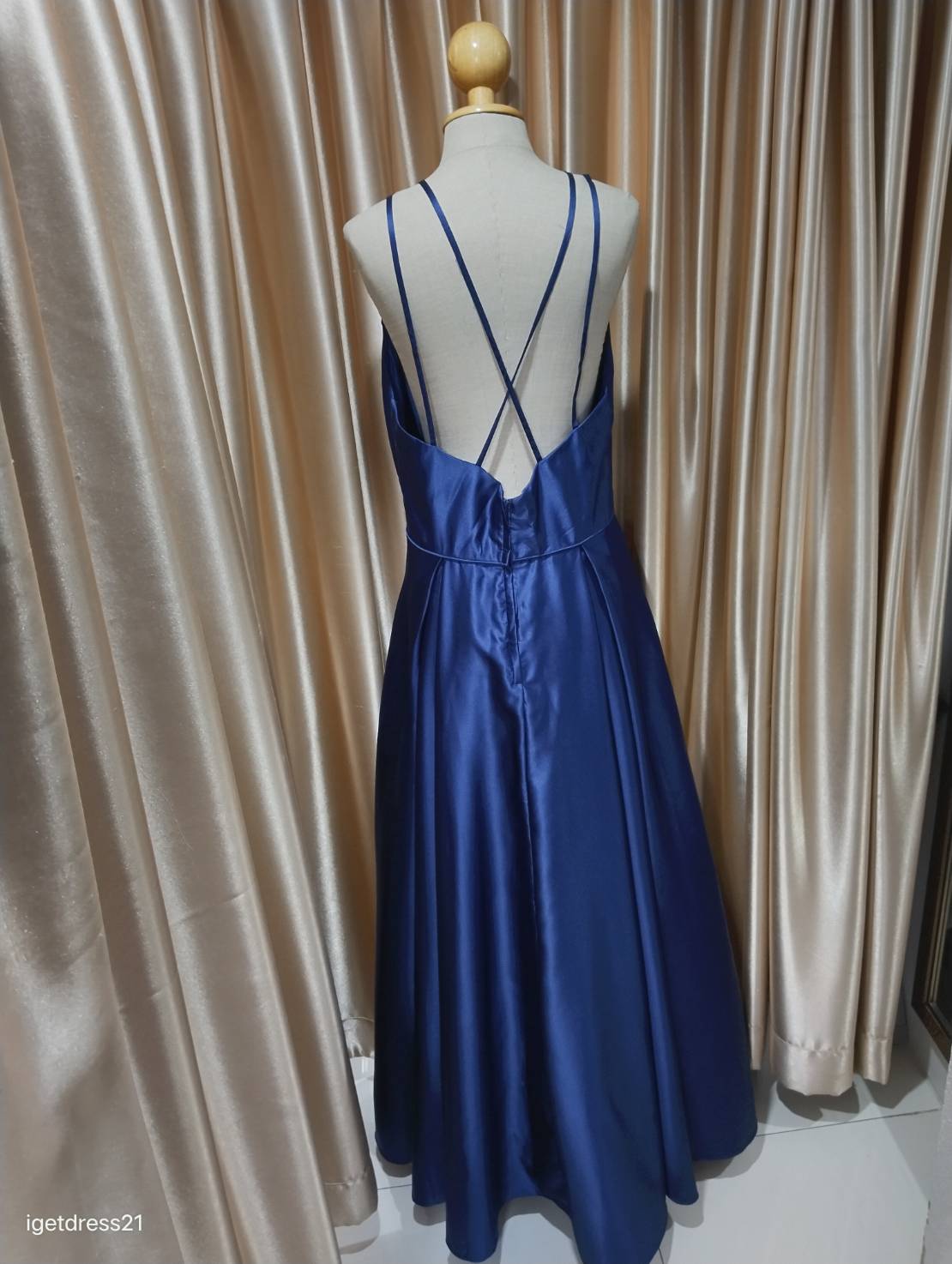 (PRE-LOVED) ชุดราตรียาวผ้าไหม สายคู่กระโปรงบาน กระเป๋าปัก 2 ข้าง สีน้ำเงิน L