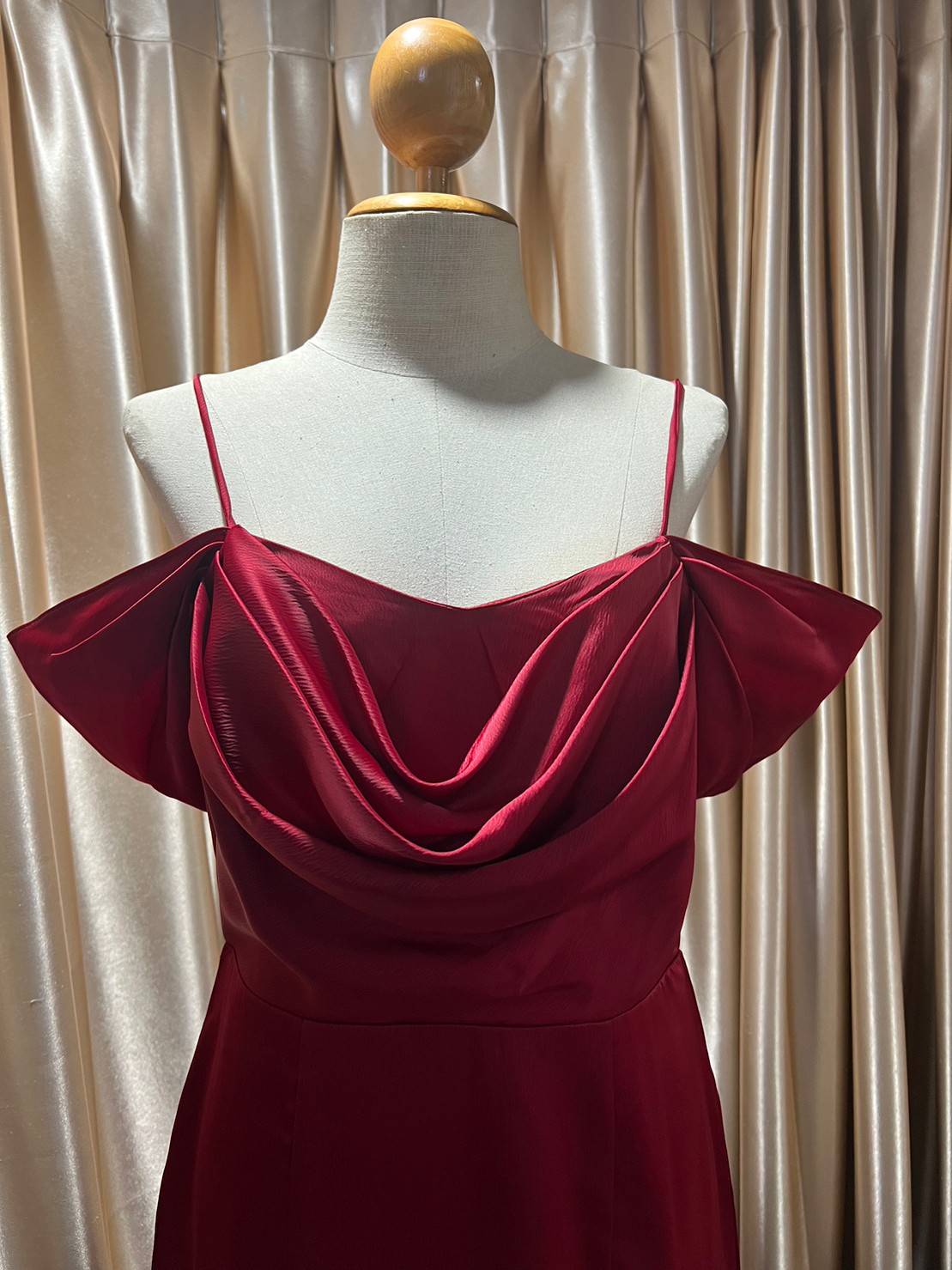 (PRE-LOVED) ราตรีสั้นสายเดี่ยว คอถ่วง3ชั้น ระบายอ้อมแขน เครปซาติน M