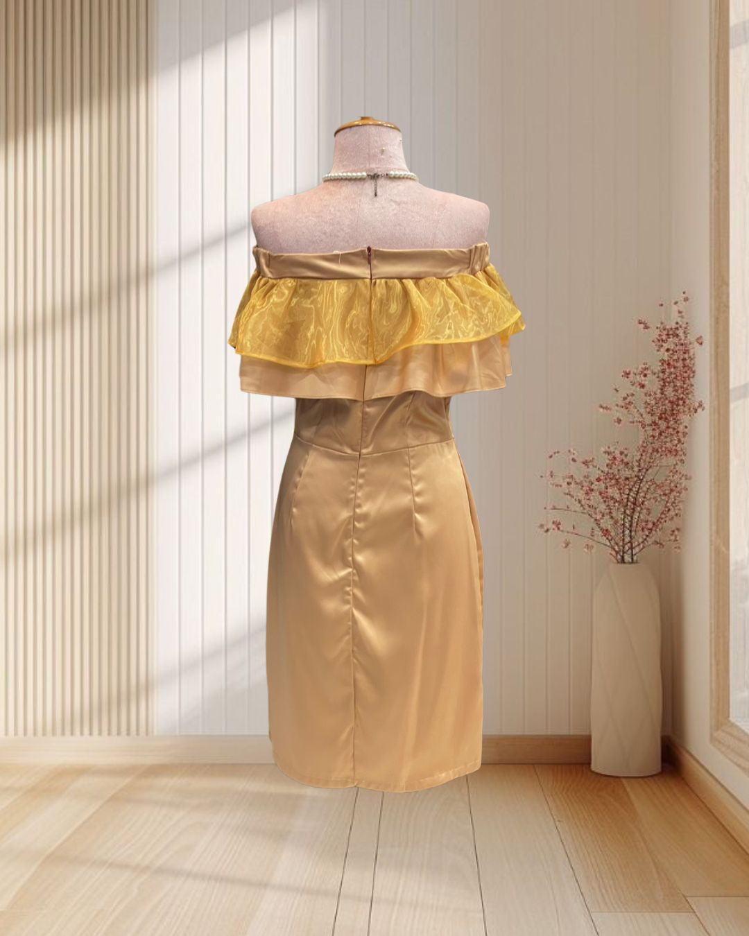 (PRE-LOVED) ราตรีสั้นสีเหลืองทอง ปาดไหล่ระบายผ้าแก้ว ไซส์ M