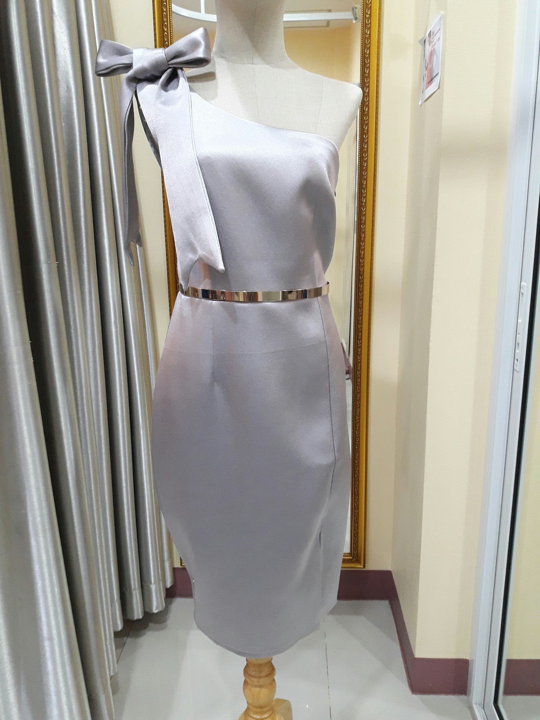 (PRE-LOVED) ชุดราตรีสั้นสีเทาบ่าโบว์1ข้าง (L)