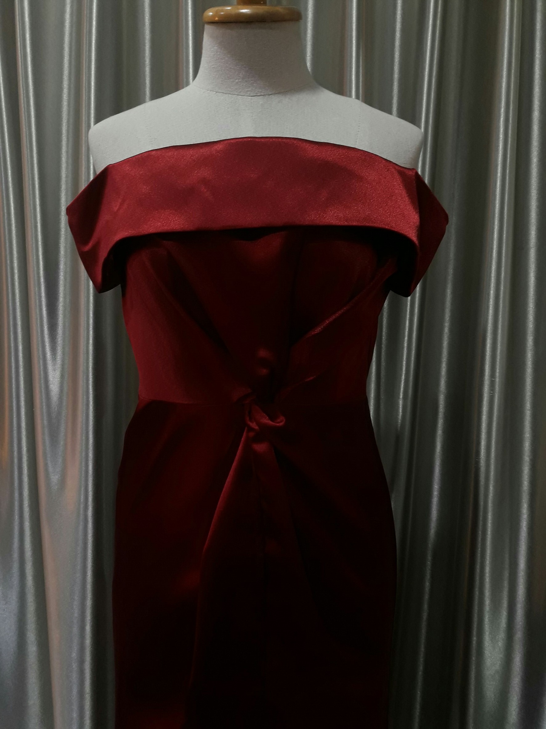 (PRE-LOVED) ชุดราตรียาวสีเเดงMaxiปาดไหล่จีบเอวกระโปรงสั้นด้านใน Size : M