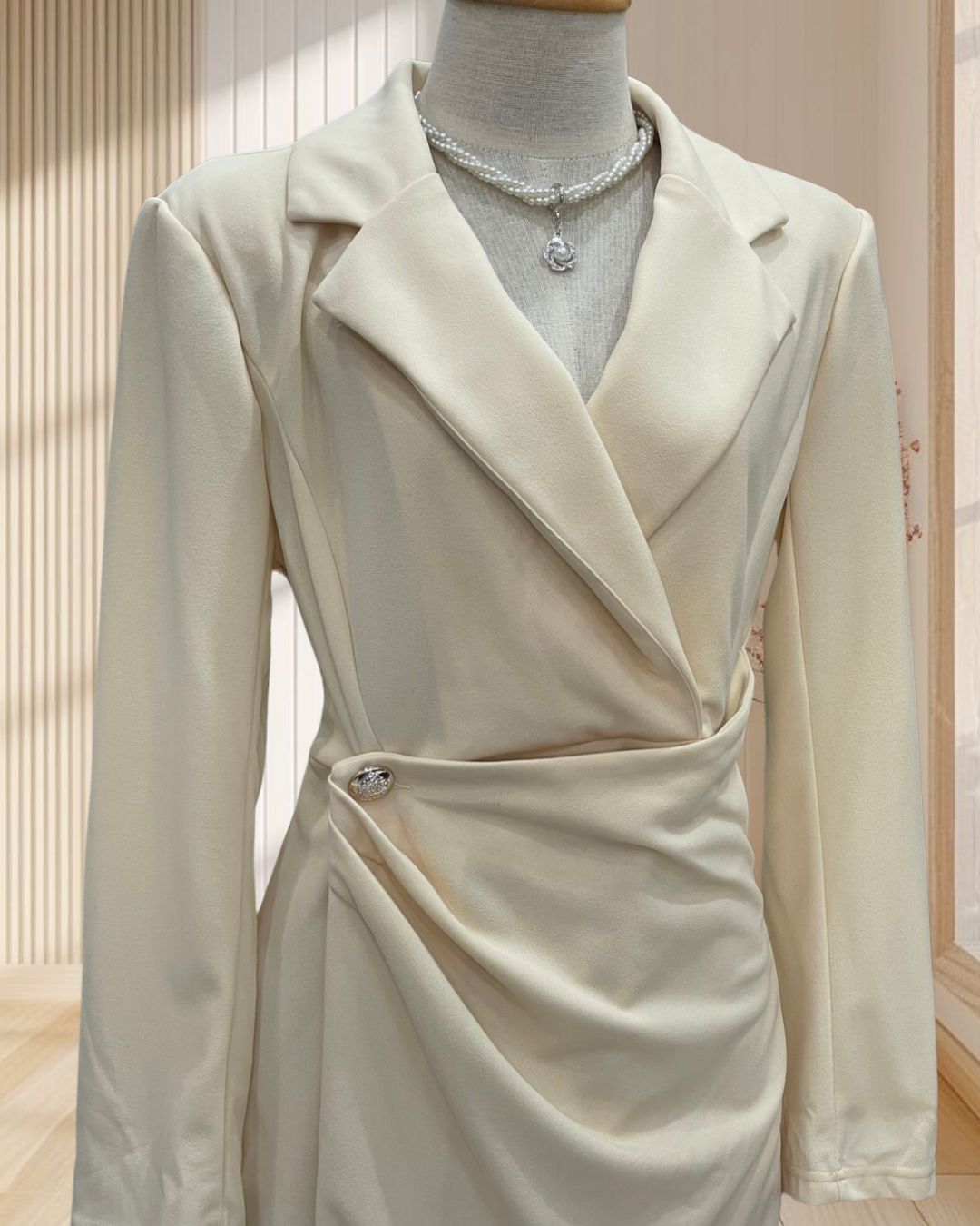 (PRE-LOVED) เดรสสั้นสีครีม ทรงสูทคอปก แขนยาว แต่งกระดุมเอว ไซส์ L