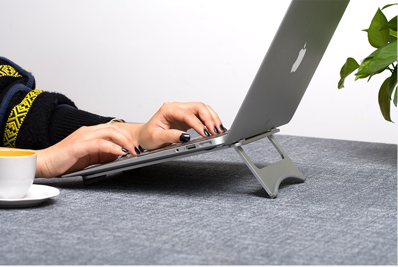 สแตนด์วาง MacBook แบบพับได้ วัสดุ Aluminum สีเงิน