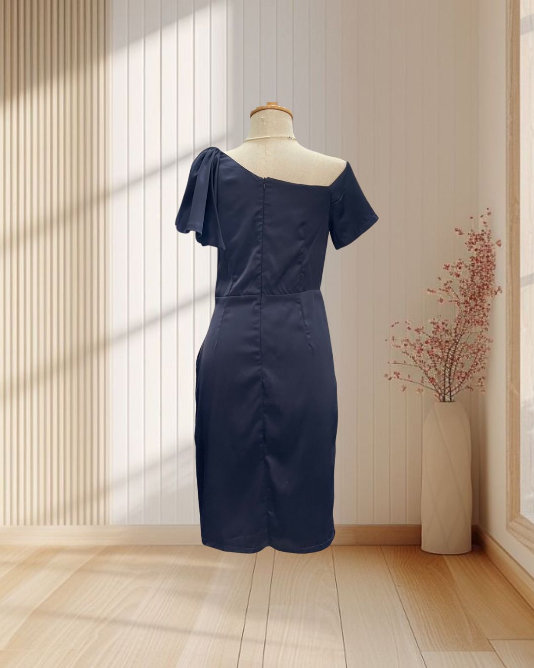 (PRE-LOVED) ราตรีสั้นสีกรม แขนสั้นแต่งผ้าริ้วที่ไหล่ ไซส์ M