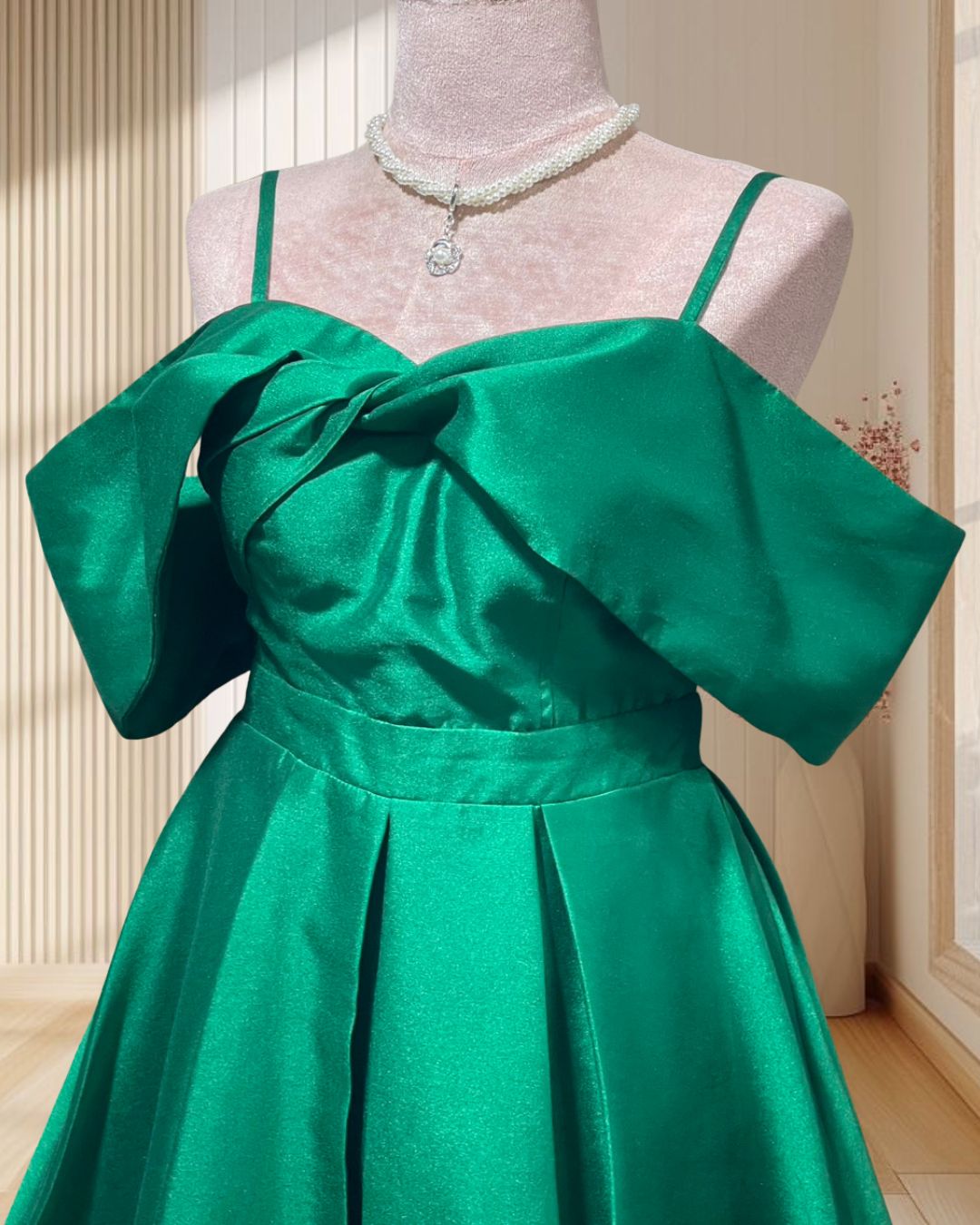 (NEW) ราตรีสั้นสีเขียว สไตล์เวียดนาม ปาดไหล่ กระโปรงบาน ไซส์ S