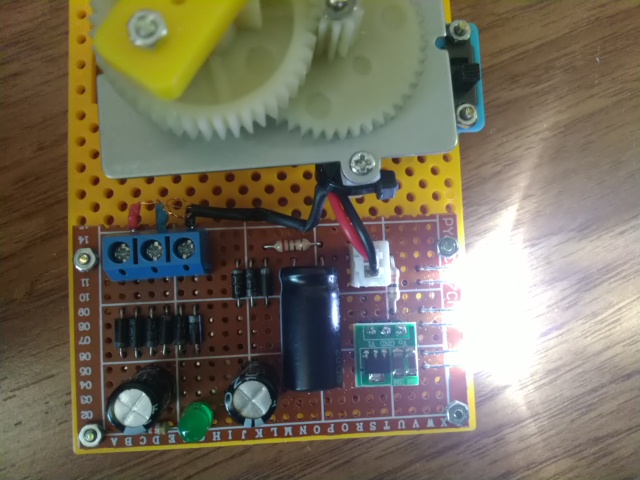 ไฟฉายมือหมุนพร้อมระบบเก็บพลังงาน