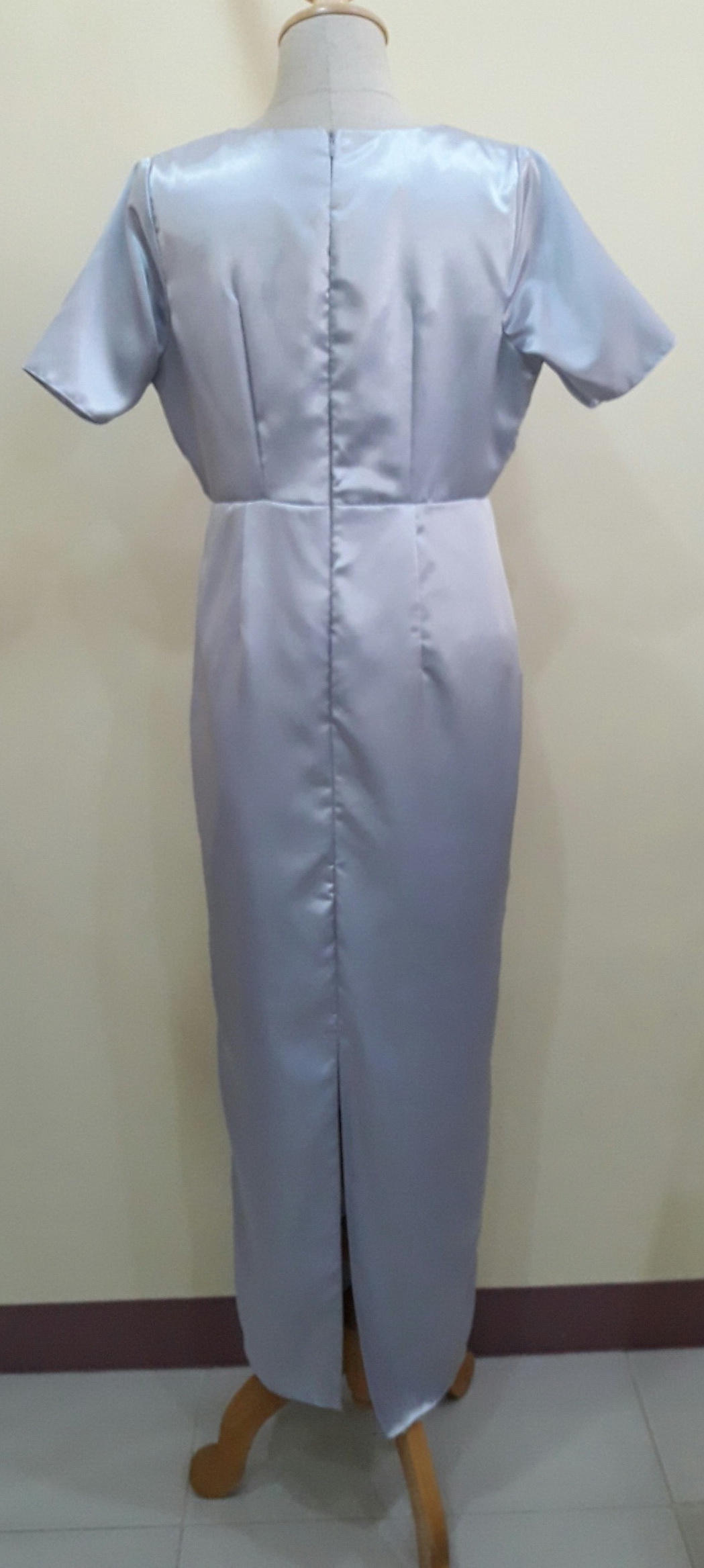 (PRE-LOVED) ชุดราตรียาวสีเทาแขนสั้นเข้ารูป(L)