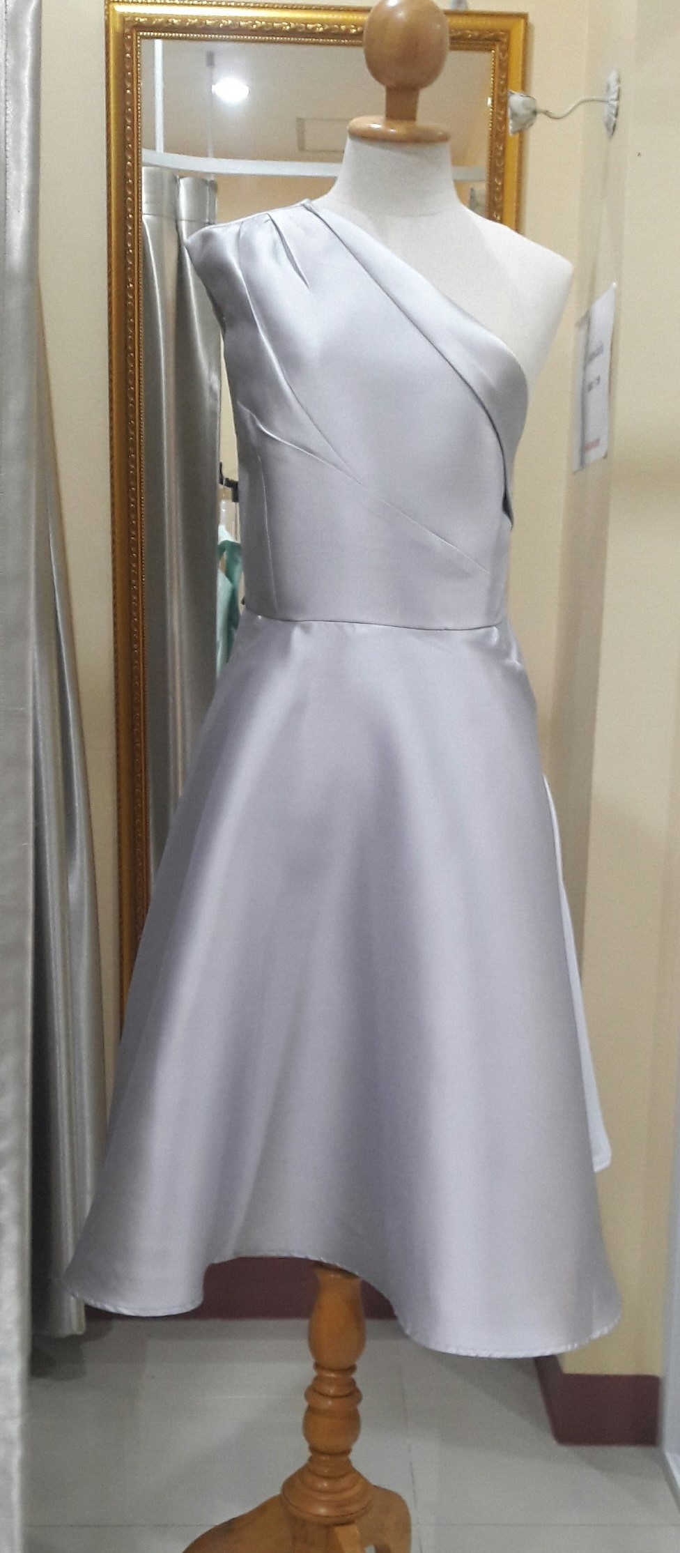 (PRE-LOVED) ราตรีสั้นสีเทาบ่าเดียว (L)